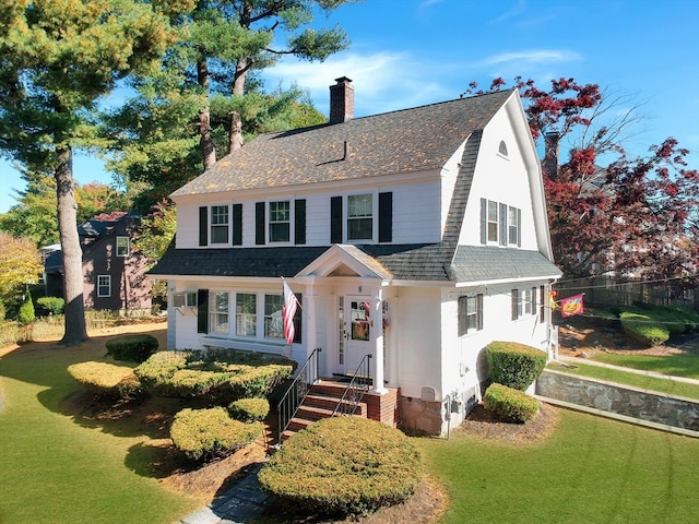 view of front of home featuring a front yard