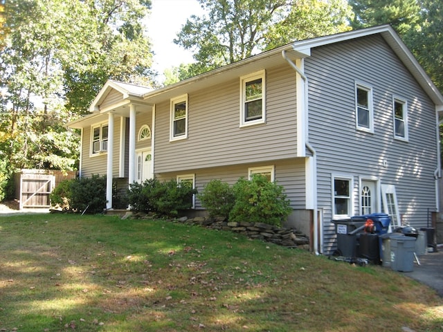 split foyer home featuring a front yard