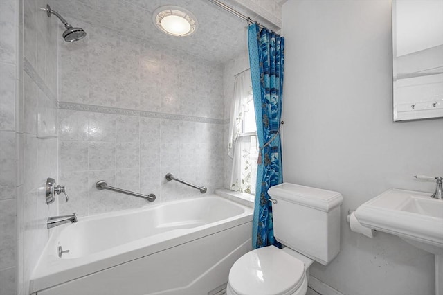 bathroom featuring toilet and shower / tub combo