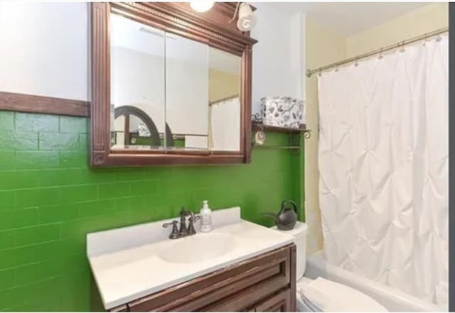 75 William St, Worcester, MA 01609 - full bath with toilet, vanity, and shower / tub combo