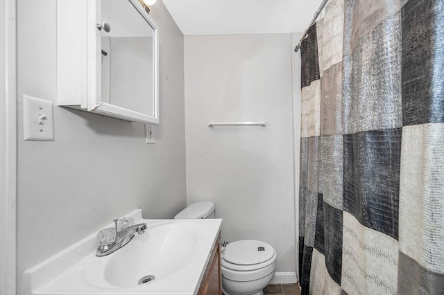 bathroom featuring toilet, a shower with shower curtain, and vanity