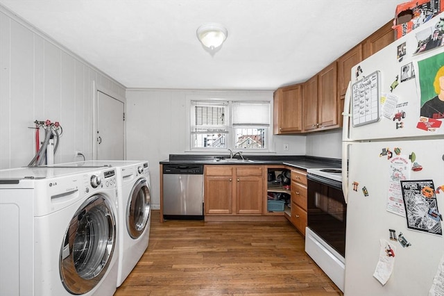 laundry area featuring sink, dark wood-type flooring, and independent washer and dryer