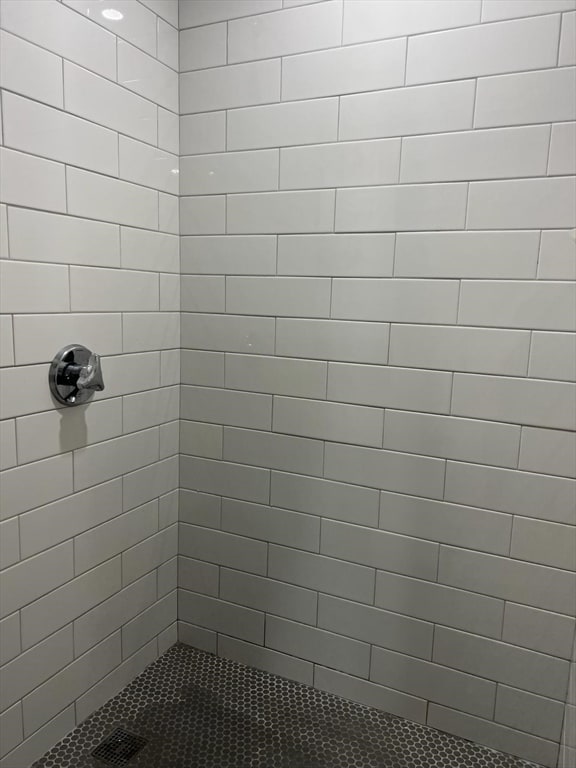 bathroom featuring tiled shower