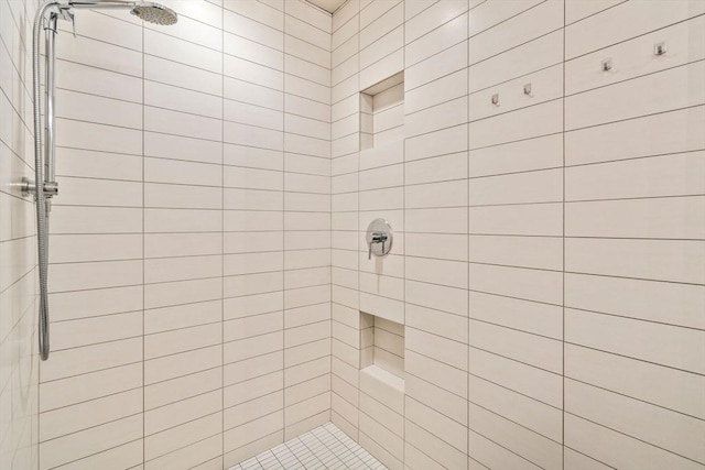 bathroom featuring a tile shower