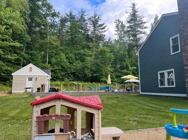 view of yard with a storage unit