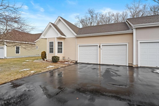 view of front facade featuring a garage and a front yard