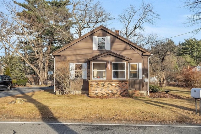 view of front of property with a front lawn