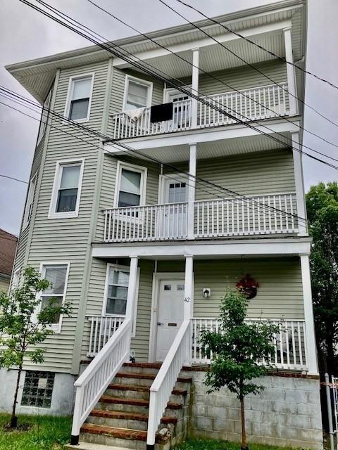 view of front of property featuring a balcony