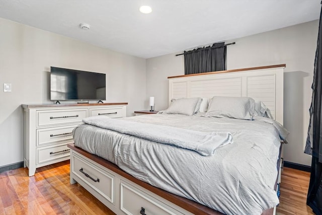 bedroom featuring light wood finished floors, recessed lighting, and baseboards