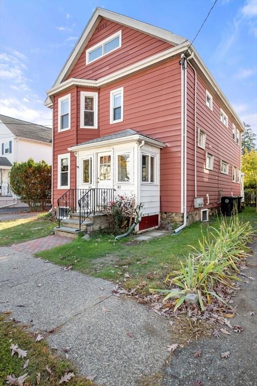 view of front facade with a front yard