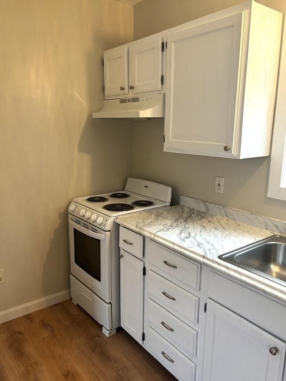 kitchen featuring under cabinet range hood, electric range, dark wood finished floors, and white cabinetry