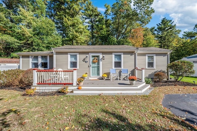 view of front of house with a front lawn