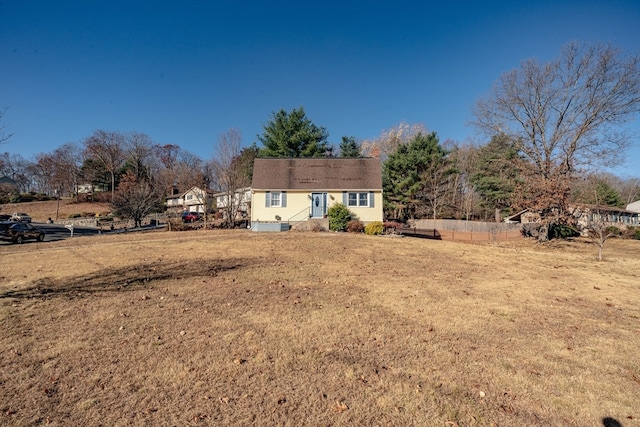 view of front of property featuring a front lawn