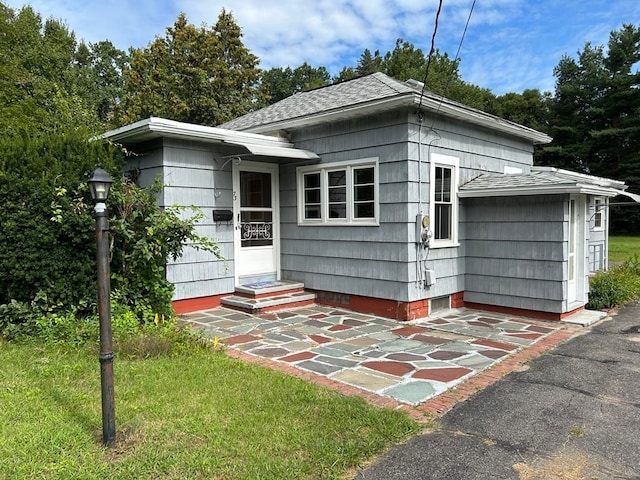 view of front facade with a front lawn