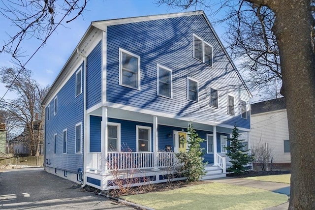 view of front of home featuring a porch and a front lawn