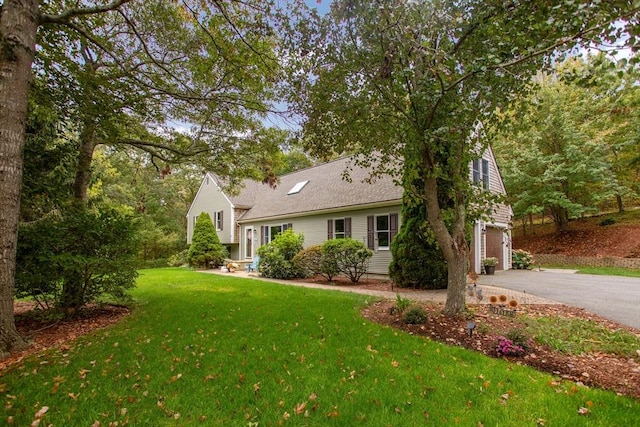 view of front of property featuring a garage and a front yard