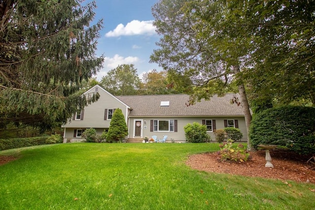 view of front of home featuring a front lawn