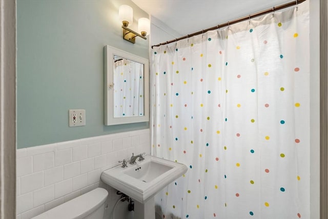 149 Winthrop Rd Unit 5, Brookline, MA 02445 - full bath featuring toilet, tile walls, a shower with shower curtain, wainscoting, and a sink