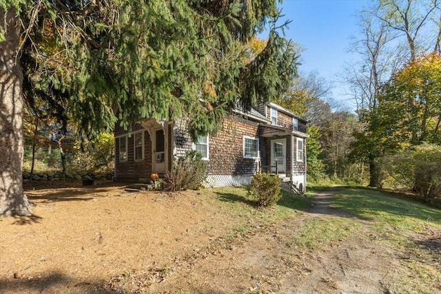 view of front of property with a front yard