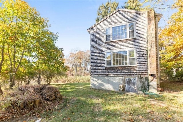 view of side of property featuring a lawn