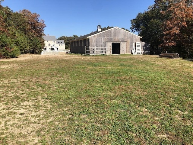 view of yard with an outbuilding