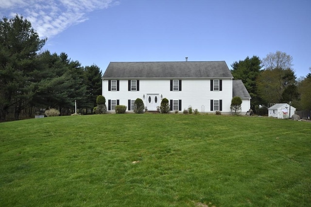 view of front of property featuring a front yard