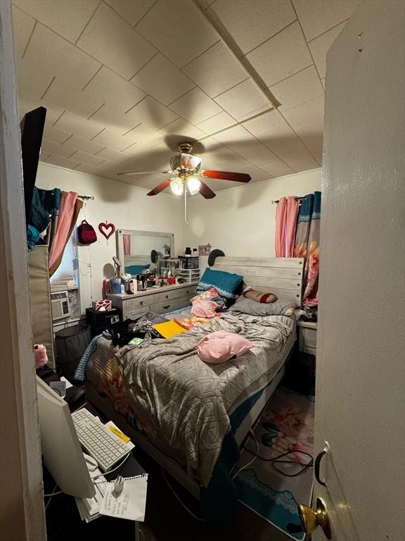 bedroom featuring ceiling fan