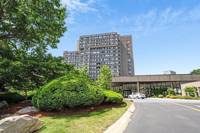view of apartment building / complex with uncovered parking
