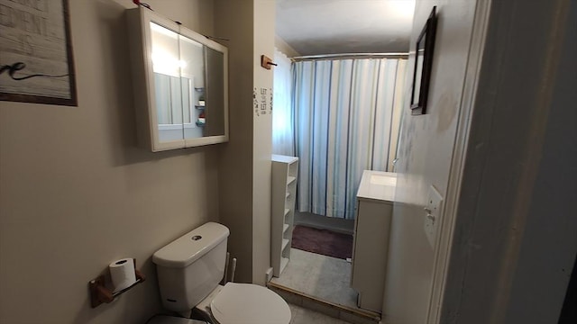 bathroom with toilet, a shower with curtain, and vanity
