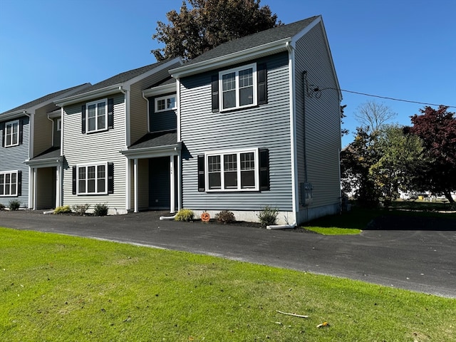 view of front facade with a front yard