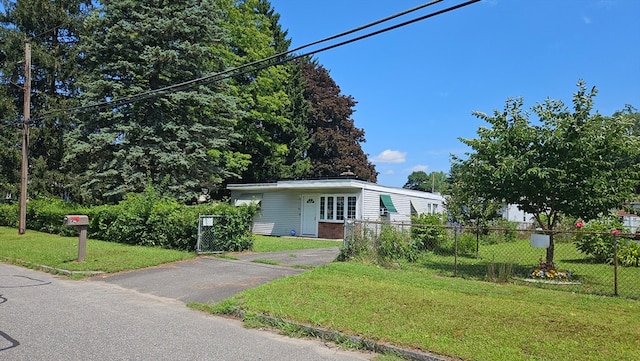 view of front facade with a front lawn