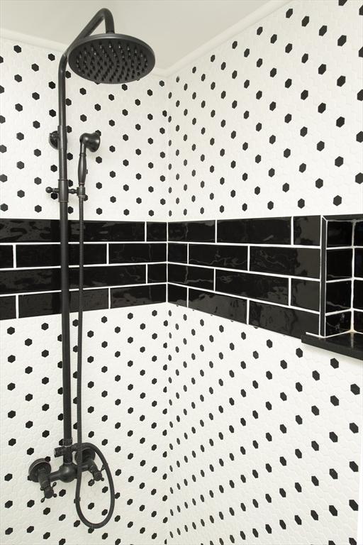 details featuring tiled shower