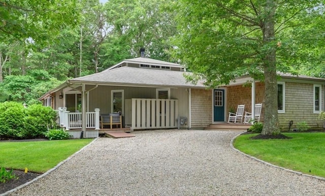 view of front of property featuring a porch and a front yard