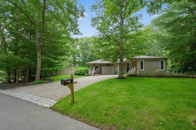 ranch-style house featuring a front lawn and driveway