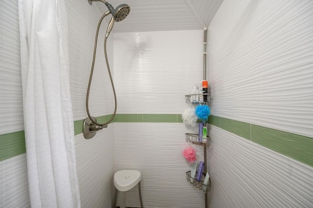 bathroom featuring a shower with shower curtain and vaulted ceiling