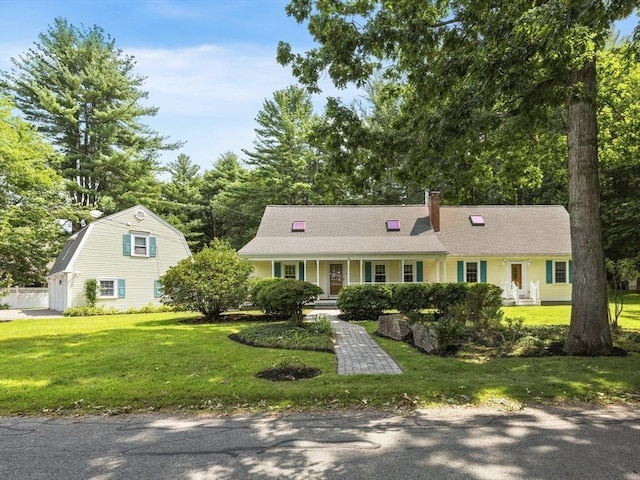 view of front of property featuring a front lawn