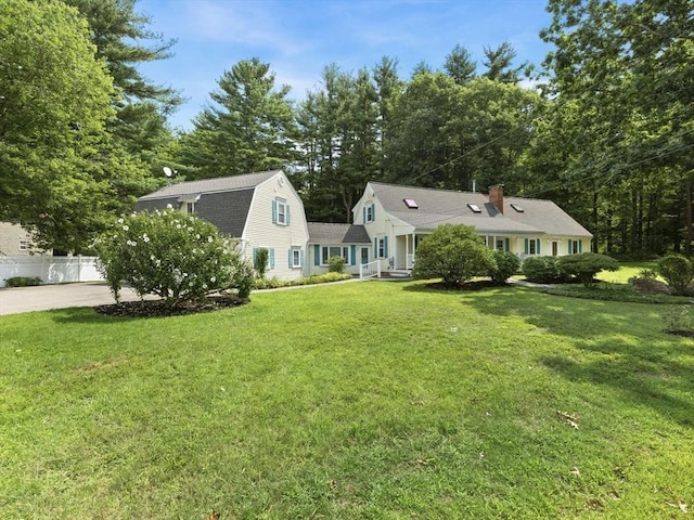 view of front of property featuring a front yard