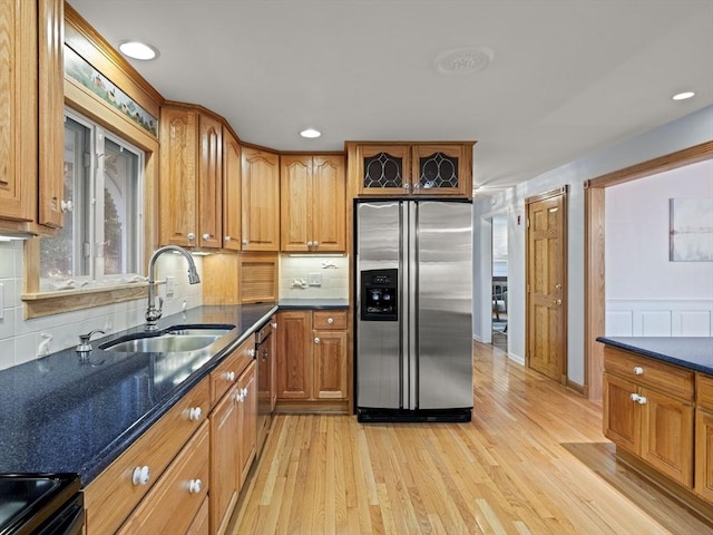 kitchen with stainless steel fridge with ice dispenser, decorative backsplash, sink, light hardwood / wood-style flooring, and dishwashing machine