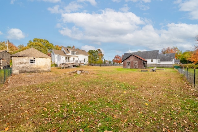 view of yard featuring a shed