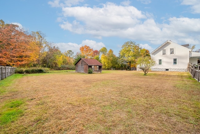 view of yard with an outdoor structure