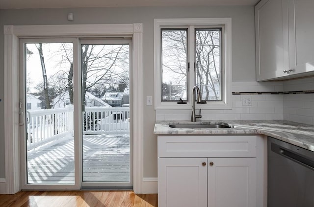 entryway featuring sink and light wood-type flooring