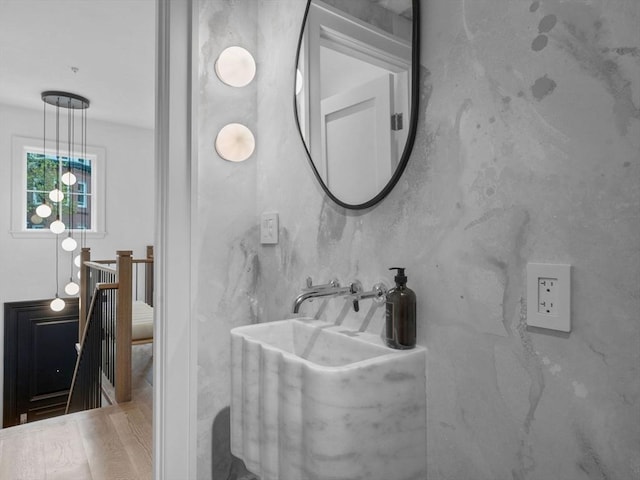 bathroom featuring a sink