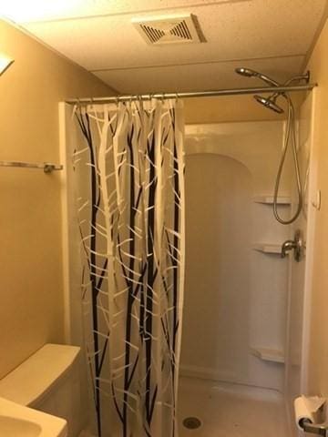 58 Jay St, North Attleboro, MA 02760 - full bathroom featuring a shower with curtain, toilet, and vanity