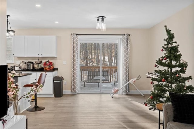 dining space with recessed lighting, light wood-type flooring, and baseboards