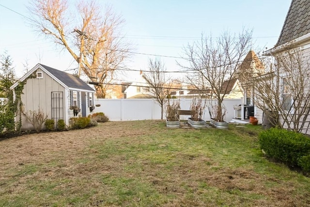 view of yard with an outbuilding