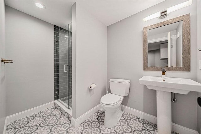 full bath featuring toilet, baseboards, a shower stall, tile patterned flooring, and recessed lighting