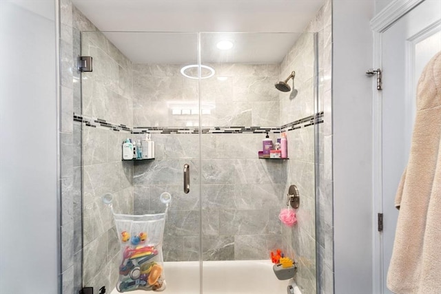 full bathroom with tiled shower / bath and recessed lighting