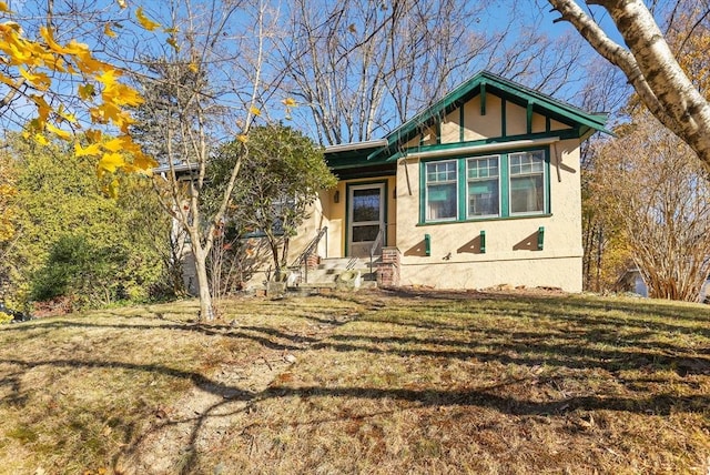 view of front facade with a front yard