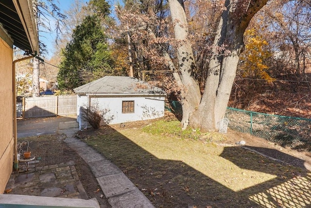 view of yard featuring an outdoor structure