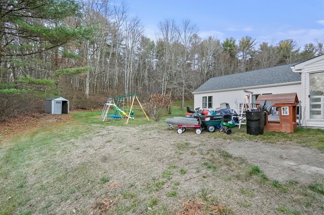 view of yard with a storage unit